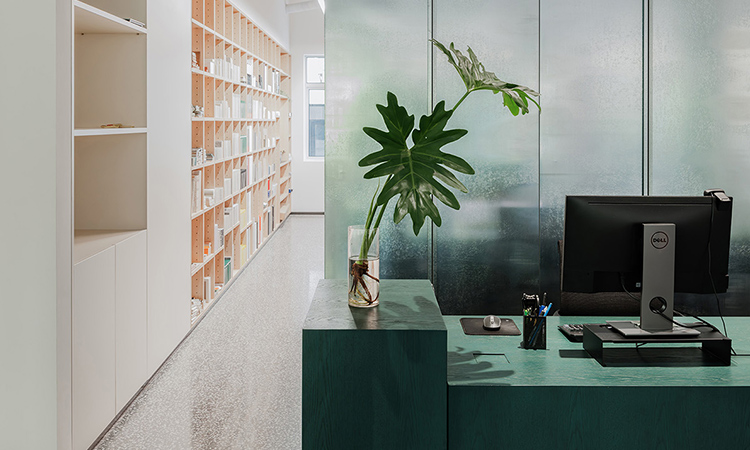 小型玻璃绿色系办公室前台设计 小型玻璃绿色系办公室前台设计