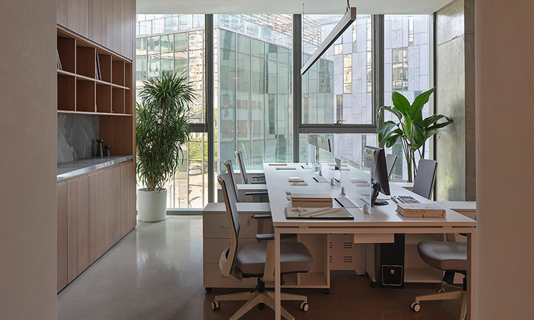 高层写字楼落地玻璃办公室